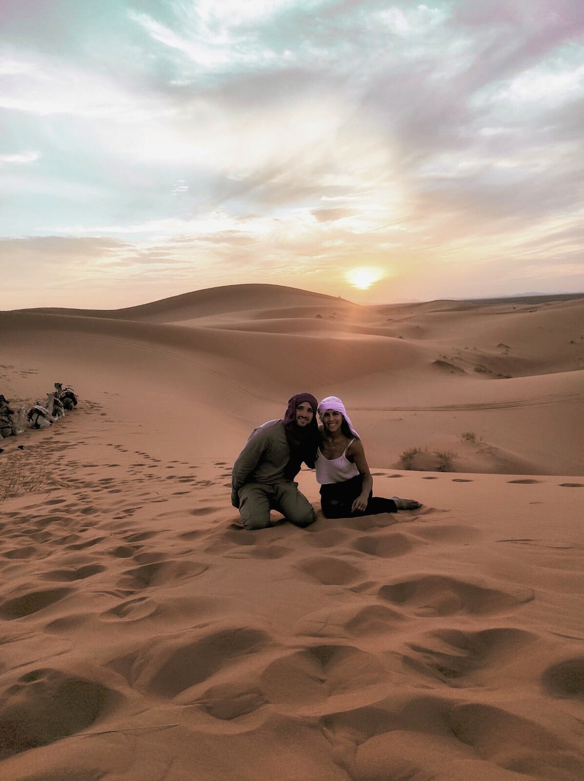 Vicky y Franco en el desierto al atardecer